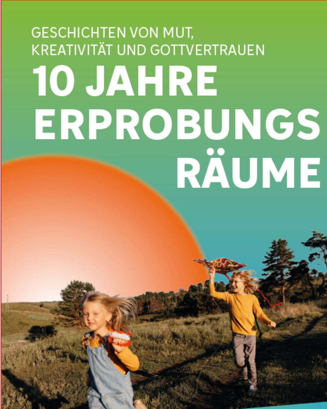 10 jahre erpr Zwei Kinder laufen bei Sonnenuntergang unter einer großen orangefarbenen Sonne fröhlich über eine Wiese, darüber steht der Text „10 Jahre Erprobungsräume“ auf Deutsch.