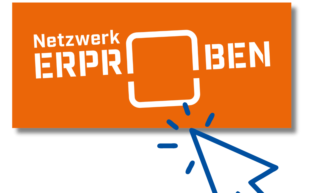 Ein orangefarbenes Rechteck mit der Aufschrift „Netzwerk ERPROBEN“ und einem blauen Cursor-Pfeil, der darauf zeigt; der Buchstabe O ist als abgerundetes Quadrat stilisiert.