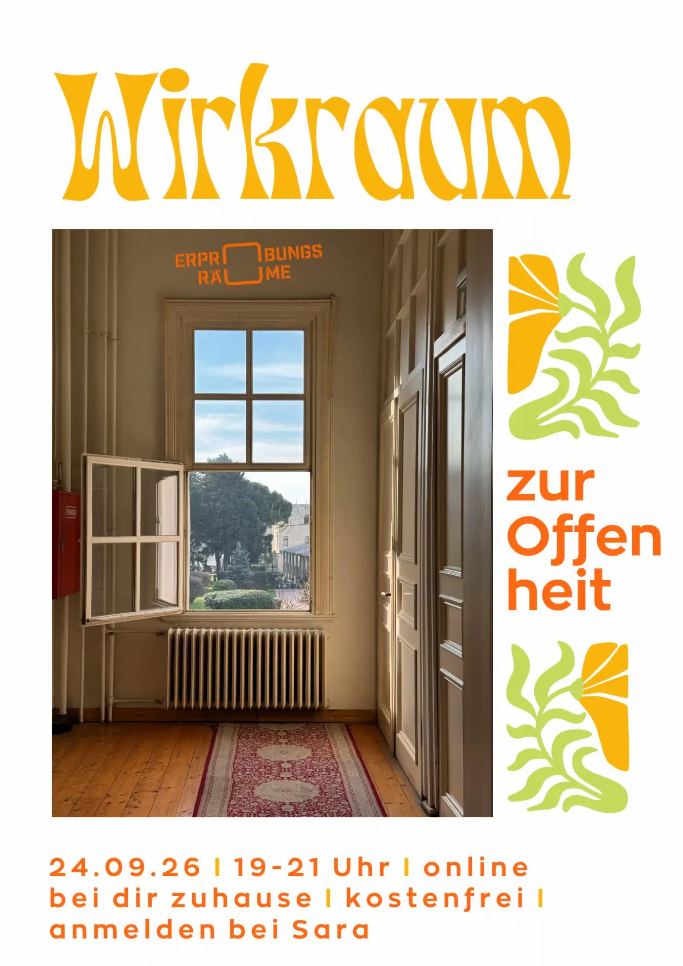 Ein heller Raum mit hohen Fenstern und einem Heizkörper; ein deutscher Text wirbt für eine Online-Veranstaltung am 24.09.26 zum Thema „Offenheit“. Es sind dekorative gelbe und grüne Motive zu sehen.